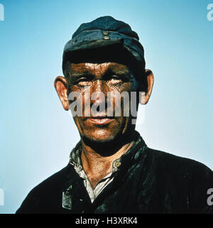 Mann, Heizer, Look, rußigen, ernst, Porträt, Beruf, Arbeit, Dampf-Motor, Nostalgie, Cap, Mütze, Kopfbedeckungen, Arbeitskleidung, schmutzig, Look, geschwärzt, Ruß, wird verrußt, legte die Heizung auf, draußen Stockfoto