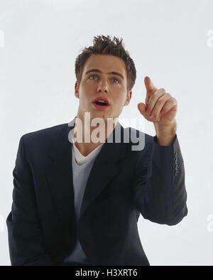 Jugendlicher, Sport Jacke, schwarz, Geste, zeigend, ist überrascht, erstaunt Teenager, Teenager, junger Mann, zeigen, anzeigen, überrascht, überraschen, es sind erstaunt, ungläubig, staunen, Überraschung, Hand, Zeigefinger, Tipp, Körpersprache, Aufmerksamkeit, s Stockfoto