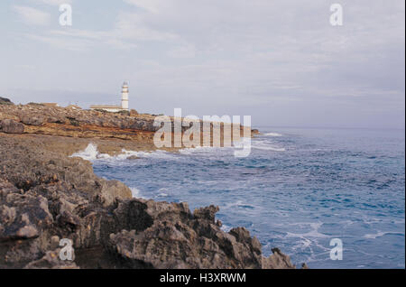 Spanien, Mallorca, Küste, Cap de ses Salines, Leuchtturm, Meer, Europa, Espana, Balearen, Balearen Insel, Mittelmeer, Landschaft, Küstenlandschaft, Galle Küste, Südpunkt, Klippen, Felsen, Meer, Hügel, Turm Far de ses Sal Stockfoto