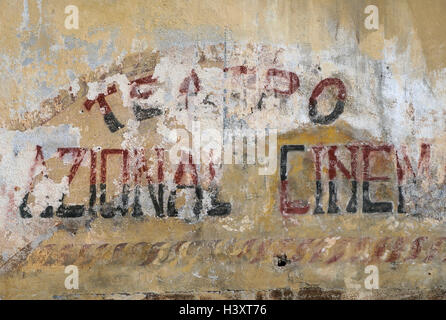 Verblichene gemalte Zeichen an der Wand eines alten ehemaligen Theaters in Italien Stockfoto