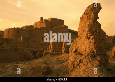 Iran, Provinz Kerman, Bam, Blick auf die Stadt, Festung, Befestigung Böschung, Abendlicht, im Nahen Osten, vorne Osten, Nahost, Oasenstadt, Bam Festung, Stadt, Geisterstadt, mucky Einstellung, mucky Architektur, Baustil, Tradition, Burg, Stadtmauer, Festung, Wehrmauer, Kultur, Kunst, Sehenswürdigkeit, Wüste Lut, Stockfoto