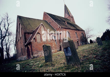 Deutschland, Rügen, Zirkow, Pfarrkirche St. Johannes in Zirkow, Friedhof Ti7, Europa, Mecklenburg Vorpommern, Ostseeinsel, Stadt, Kirche, evangelische, Struktur, Backsteinbau, 15 Jh., Baustil, Architektur, Gräber, Grabsteine, Tod, Memoria Stockfoto