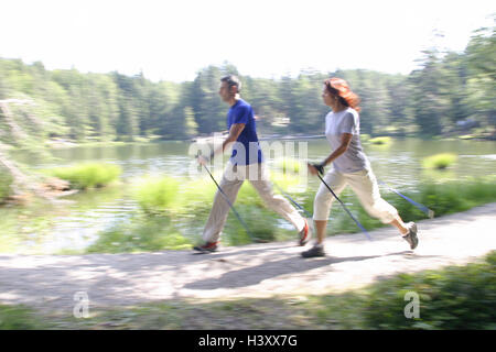 Waldweg, am See, sportlich, alle Paare, Nordic jogging, Unschärfe zusammen, Sportlerin, Sportler, Sport, Fitness, Ausdauer, Passform, Ausdauer-Sport, Ausdauertraining, Trendsport, Fett verbrennen, Sport, aktiv, Sport, Kleidung, Sportbekleidung, Fußböden, Dynamik, Stockfoto