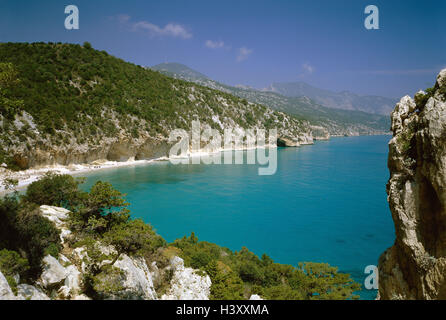 Italien, Sardinien, Provinz Nuoro, Golfo Tu Orosei, Küste, Bucht Cala Luna, Europa, Süd-, Europa, Insel, Mittelmeer, Sardinien, Ostküste, Galle Küste, Rock, Meer, Übersicht, Übersicht, Urlaub, Urlaubsland, Urlaubsort, Badebucht, Su Stockfoto