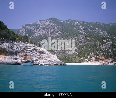 Italien, Sardinien, Provinz Nuoro, Golfo Tu Orosei, Cala Luna, Segelboote Insel, Mittelmeer, Sardinien, Ostküste, Küste, Felsen, Meer, Boot, Yacht zu segeln, Ankern Stockfoto