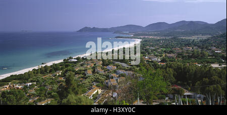 Italien, Sardinien, Provinz Cagliari, Costa Rei, Küste, Meer, Strand, Ferienhäuser, Insel, Mittelmeer, Sardinien, Ostküste, Häuser, Ferien Anlage, Wohnhäuser, Sandstrand, Übersicht Stockfoto