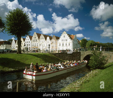 Deutschland, Schleswig - Holstein, Friedrich Stadt, Terrasse, Kanal, Brücke, Ausflugsschiff, Tourist, Europa, Nord-Fries Land, Eiderstedt, Blick auf die Stadt, Giebel Häuser, Baustil, Architektur, Wasserstraße, Kanal, Ort von Interesse, Sommer, Boot, Schiff, Tourist, Tourismus Stockfoto