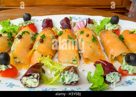 Wunderbare und köstliche geräucherter Lachs Brötchen mit Salat Tomaten Oliven und Käse Stockfoto