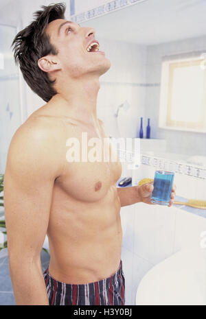Badezimmer, Mann, den Oberkörper frei, mündliche Lavage, Gurgeln, innen Bad, jung, Körperpflege, Mundhygiene, Hygiene, Zahn Pflege, Zahn-Hygiene, Lavage, Schlaf Anzug, Hosen, oberen Teile des Körpers, frei, beugte Rücken, Kopf, Mund, offen, Becher, toot Stockfoto