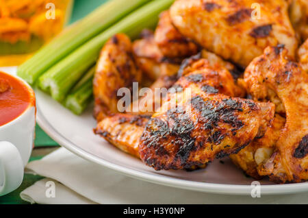 Gegrilltes Huhn Flügel mit warmen und würzigen Chili-Sauce, gebackenes Brot mit Samen, Jasmin-Reis mit Kräutern und Bier Stockfoto