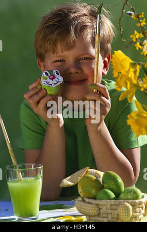 Ostern, Kind, Ei, Farben, Dekors, Bürsten, Punkt, Prästentieren, junge, Osterei, Eiern, Ostereier, malen, dekorieren, Punkt, Kindheit, Traditionen, Glas, Farbe, Farben, Farbe, Malerei Farben, draußen, Porträt Stockfoto