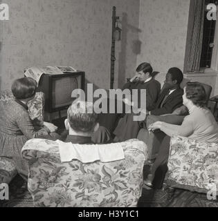 1950er-Jahren, historische, Wirtin mit ihrer overseas Student Mieter sitzen vor Raum eines Hauses vor dem Fernseher, London, England. Stockfoto