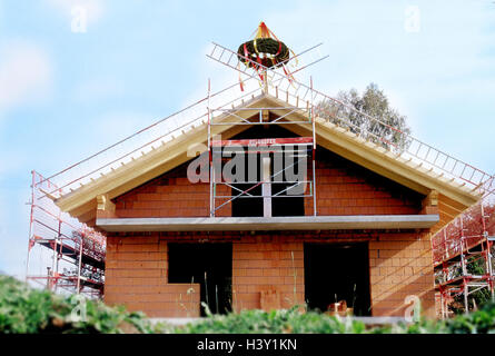 Deutschland, Männer bei der Arbeit, Shell, Lehm Ziegel Haus, Richtfest-Zeremonie, Richtkranz, der Bau von einem Haus, bauen, Haus, Wohnhaus, eigenes Haus, Neubau, Backsteinbau, Gerüste, Gerüst, draußen Stockfoto