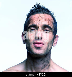 Mann, jung, ernst, schmutzig, Porträt, sehr genau hinsehen, Arbeiter, Ansicht Kamera, Ernsthaftigkeit, dunkelhaarige, Schmutz, Schlamm, schmutzig, schmiert, kontaminiert, Farbe der Augen, die blau, oberen Teil des Körpers frei, erschöpft, Erschöpfung, Studio, Textfreiraum Stockfoto