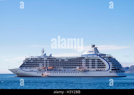 Ocean Liner Kreuzfahrtschiff Seven Seas Voyager auf hoher See zu besuchen verankert in einem Fjord vor der Küste im Sommer. Nuuk (Godthab), Sermersooq, Westgrönland Stockfoto