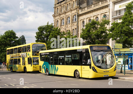 Gelben Busse an einer Bushaltestelle in die Innenstadt. Bournemouth, Dorset, England, Vereinigtes Königreich, Großbritannien Stockfoto