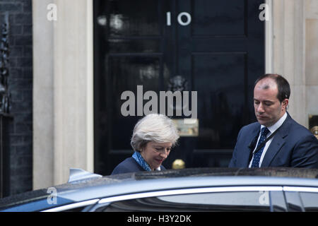 London, UK. 12. Oktober 2016. Premierminister Theresa Mai verlässt 10 Downing Street. Bildnachweis: Louise Wateridge/Pacific Press/Alamy Live-Nachrichten Stockfoto