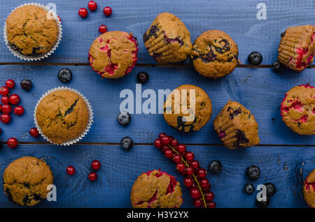 Hausgemachte Muffins gemacht aus Roggenmehl mit rotem Samt und Heidelbeeren Stockfoto