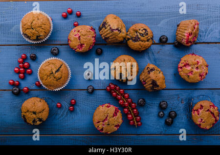 Hausgemachte Muffins gemacht aus Roggenmehl mit rotem Samt und Heidelbeeren Stockfoto