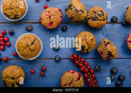 Hausgemachte Muffins gemacht aus Roggenmehl mit rotem Samt und Heidelbeeren Stockfoto