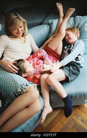 Sofa, Mutter, Kinder, geschmolzen, spielen, Lebensstil, Eltern, Sohn, junge, 7 Jahre, Tochter, Mädchen, 10 Jahre, Geschwister, Bruder, Schwester, Spiel, Spaß, Blöderweise rund um Pferd, toben, glücklich, harmonisch, Harmonie, Familie, Glück, Zufriedenheit, Alleinerziehende, ledig, Stockfoto