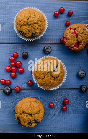 Hausgemachte Muffins gemacht aus Roggenmehl mit rotem Samt und Heidelbeeren Stockfoto