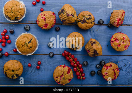 Hausgemachte Muffins gemacht aus Roggenmehl mit rotem Samt und Heidelbeeren Stockfoto