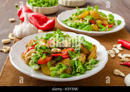 Sommer Kartoffelsalat mit Lämmer Salat, Zwiebeln und Nüssen, Knoblauch und geröstete Paprika Stockfoto