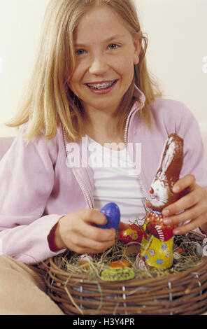 Ostern, Mädchen, Osternest, Schokolade Osterhasen, süß, Detail, Osterfest, Ostern, Osterbräuche, Osterhasen, Schokolade, Schokolade Hase, Süßigkeiten, Nest, Schokoladeneier, Süßigkeiten, Kind, Kindheit, natürlich, unbeschwert, Überraschung, Freude, Prid Stockfoto