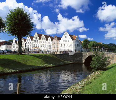 Deutschland, Schleswig - Holstein, Friedrich Stadt, Terrasse, Kanal, Brücke, Europa, Nord-Fries-Land, Eiderstedt, Blick auf die Stadt, Häuser, Giebelhäuser, Baustil, Architektur, Wasserstraße, Kanal, Sehenswürdigkeit, Sommer Stockfoto