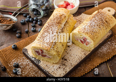 Schwamm-Rollen gefüllt mit Erdbeer-Sahne Stockfoto