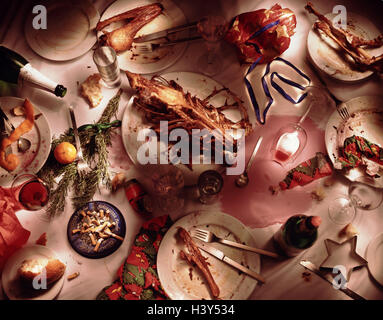 Weihnachts-Essen, Tisch, Chaos, Speisereste, Rotwein, vergräbt, Aschenbecher, Chaos Weihnachten, feste Brett, unaufgeräumt, unordentlich, schmutzig, Abfall, Füße, Hühnerfüße, Pausen, Wein, kippte Out, Zigarette Federn, Schmutz, unappetitlich, furchtbar, Chaos, sorglos, neglectedly, Geschirr, Instrumente, Brillen, kontaminiert Stockfoto