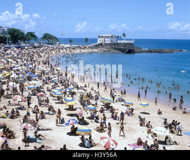 Brasilien, Bahia, Salvador, Praia da Barra, Strand, Südamerika, Urlaub, Reiseziel, Reiseziel, Strand, Sandstrand, Badegäste, Touristen, Tourismus, Badeurlaub, Sonnen, Sonnenbad Stockfoto