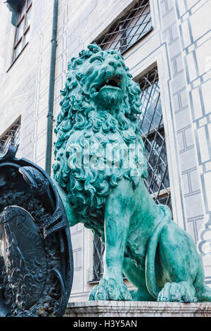 Deutschland, Bayern, München, Löwenstatue am Residenz-Eingang Stockfoto