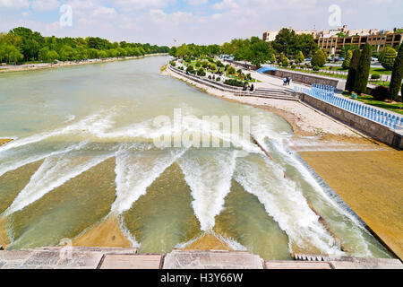 Blu in der alten Brücke und dem Fluss antiken Bau in der Nähe von Natur Iran Stockfoto