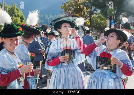 Deutschland, Bayern, Garmisch-Partenkirchen, Bavarian Festival, Mädchen in Tracht Stockfoto