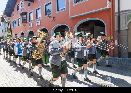 Deutschland, Bayern, Garmisch-Partenkirchen, Bavarian Festival Marching Band in traditioneller Tracht Stockfoto