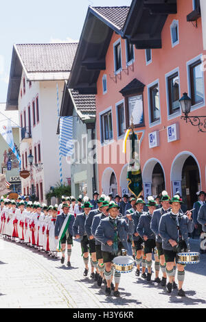 Deutschland, Bayern, Garmisch-Partenkirchen, Bavarian Festival Marching Band in traditioneller Tracht Stockfoto