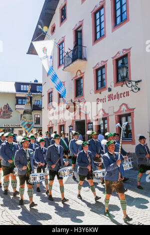 Deutschland, Bayern, Garmisch-Partenkirchen, Bavarian Festival Marching Band in traditioneller Tracht Stockfoto