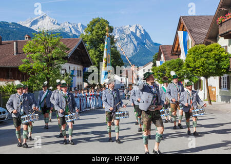 Deutschland, Bayern, Garmisch-Partenkirchen, Bavarian Festival Marching Band in traditioneller Tracht Stockfoto