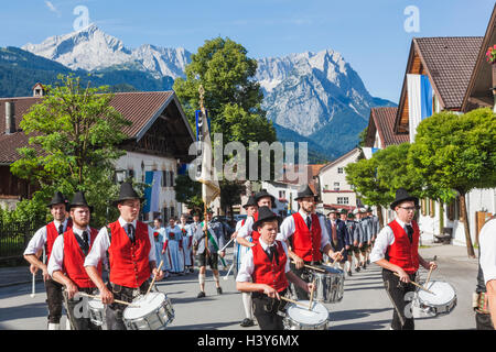 Deutschland, Bayern, Garmisch-Partenkirchen, Bavarian Festival Marching Band in traditioneller Tracht Stockfoto