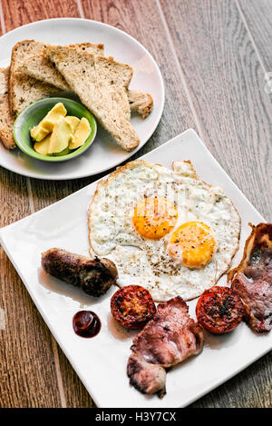 traditionelle Klassiker gebraten englischen britisches Frühstück mit Eiern Speck Tomaten Wurst und toast Stockfoto