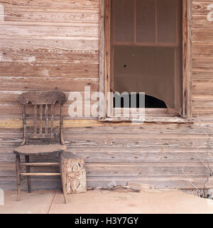 USA, New Mexico, Holzhaus, Wand, Fenster, Stuhl, alte, Amerika, Wohnhaus, Haus, Holz Wand, gebrochen, verwitterte, Renovierung-mittellos, vernachlässigt, leer, leer, Reorganisation, Sanierung, Renovierung-mittellos, zerstört, wird sich Stockfoto