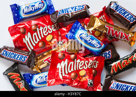 Spaß Größe Familie Favoriten, Auswahl der Mars, Snickers, Twix, Milchstraße und Maltesers Schokolade auf weißem Hintergrund - von oben nach unten suchen. Stockfoto