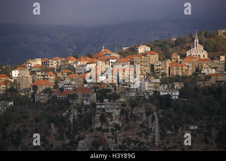 Libanon, Libanongebirge, Qadisha Tal, Bergdorf Hadath al-Jubbeh, dem Nahen Osten, vorne Osten, Nahost, Bergregion, Dorf, Häuser, Wohnhäuser, Abendlicht Stockfoto