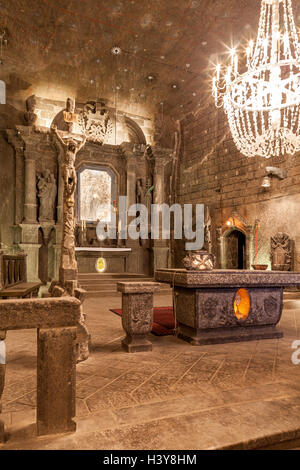 Wieliczka - Polska - 23 April. Gemacht in Salzbergwerk in Wieliczka Bergwerk Salzmuseum Attraktion - Altar befindet sich St. Kinga Chapel 101 meter Stockfoto