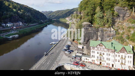 Blick über die Elbe zwischen Hrensko und Schona in Deutschland, Böhmische Schweiz, Hrensko, Usti Nad Labem, Tschechische Republik Stockfoto