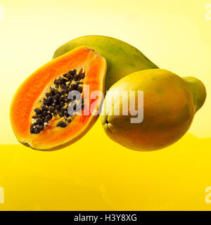 Papayas, komplett, halbiert, Früchte, Frucht, Papaya, Carica Papaya, Baum Melonen, Papaya-Früchte, Beeren, halb, Schnitt offen, Hälften, Fleisch, Kerne, Samen, Vitamine, reich an Vitaminen, tropische, exotische, tropische Früchte, Speisen, Stillleben, materielle Aufnahme, Studio, Stockfoto