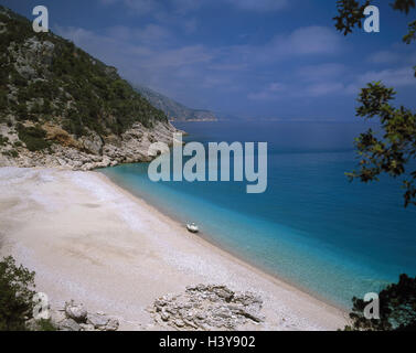 Italien, Sardinien, Provinz Nuoro, Golfo Tu Orosei, Cala Sisine, Meer, Strand, einsam, Motorboot-Insel, Mittelmeer, Sardinien, Ostküste, Küste, Bucht, sandigen Strand, Ausfahrt, Boot, Übersicht Stockfoto