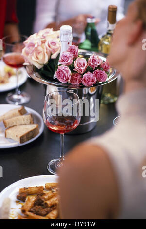 Datum, Restaurant, Frau, Champagner, Rosen, Speisekammern, Detail, Lifestyle, innen, Bar, Bewunderer, Einladung, Datum, Engagement, Essen, trinken, Wein, Sekt, Sekt-Whirlpool, Champagner-Flasche, Blumen, Stimmung, Romantik, Liebe, Nahaufnahme Stockfoto